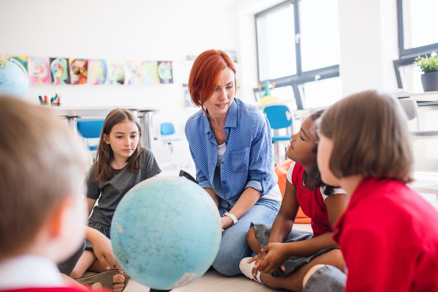 Bambini a scuola durante un'attività didattica